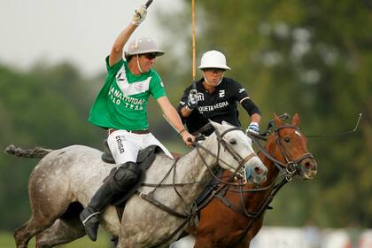 Una imagen del pasado y del futuro: Polito Pieres como jugador de La Natividad en 2012, frente a Gonzalo Pieres (h.), compañero en Ellerstina entre 2015 y 2019.