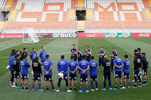 Una imagen del primer entrenamiento de Chile en el estadio "Zorros del Desierto" de Calama, donde recibirá a la Argentina este jueves
