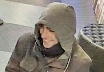 Una imagen del principal sospechoso por el crimen del CEO en Nueva York, sin máscara