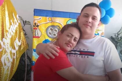 Una imagen del reencuentro de madre e hijo, en Venezuela