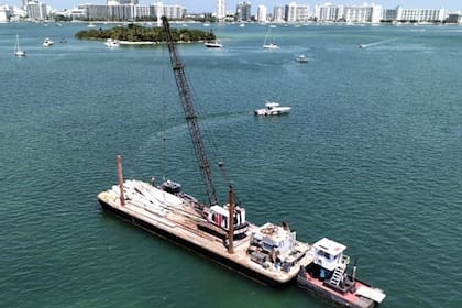 Una imagen del remolcador de la barcaza que impactó un velero en Miami Beach en julio del año pasado, difundida este martes por el Departamento de Justicia norteamericano