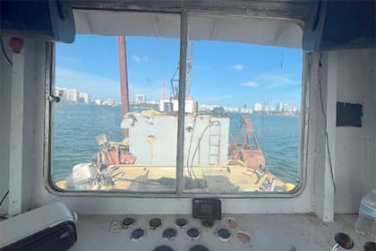 Una imagen del remolcador de la barcaza que impactó un velero en Miami Beach en julio del año pasado, difundida este martes por el Departamento de Justicia norteamericano