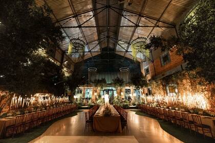 Una imagen del salón donde se sirvió el banquete, con mesas imperiales para 40 personas decoradas con manteles de terciopelo.