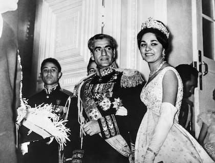 Una imagen del siglo pasado: El sha iraní Mohammad Reza Pahlavi y la emperatriz Farah Pahlavi (Farah Diba) sonríen al final de su ceremonia de boda en Teherán el 21 de diciembre de 1959.
