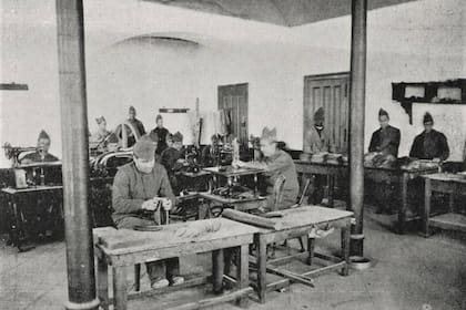 Una imagen del taller de talabartería de la Penitenciaría Nacional, del año 1918