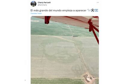 Una imagen desde el aire del rostro de Messi en un campo de Córdoba