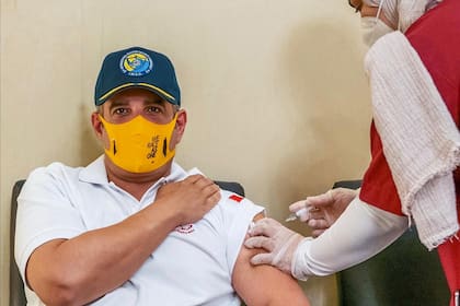 El príncipe heredero de Bahrein, el jeque Salman bin Hamad Al-Khalifa, recibe su vacuna