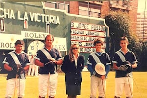 Una imagen especial: "Corcho" Rodríguez, el Negro Jáuregui, su mujer María Luisa y sus hijos, Estanislao y Facundo, en la cancha 1 de Palermo