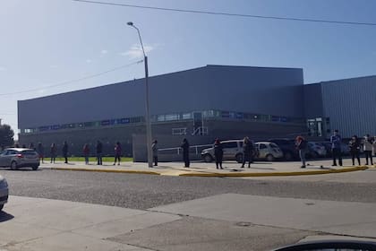 Una imagen externa del natatorio Pueyrredón, que hoy está envuelto en una polémica por la norma que impide el uso de malla enteriza blanca a las mujeres