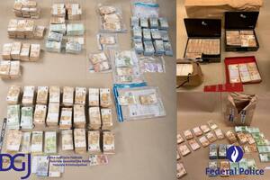 Una imagen facilitada por la Policía Judicial Federal de Bélgica el 14 de diciembre de 2022, muestra una combinación de imágenes en las que aparecen varios cientos de miles de euros encontrados en una habitación de hotel.