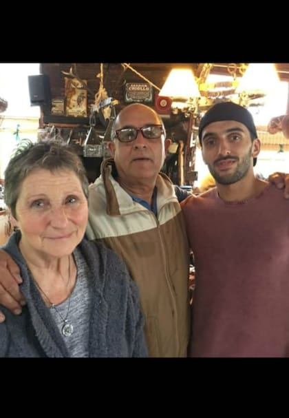 Una imagen familiar: Echeverría con su mujer, Isabel, y Campazzo