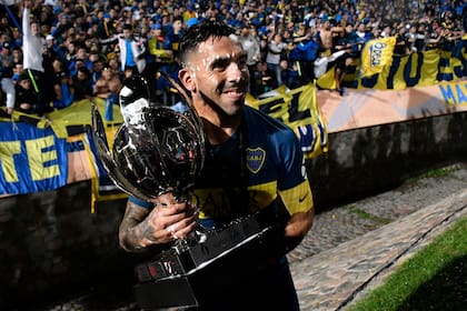 Tevez muestra el trofeo de la Supercopa Argentina: fue el que Boca le ganó a Central este año