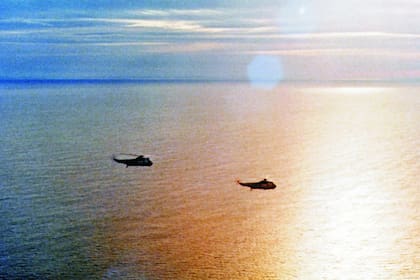 Una imagen habitual durante del conflicto de 1982. Dos Sea King patrullan el mar cargados con torpedos en busca de submarinos enemigos