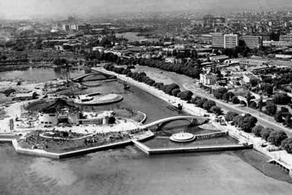 En 1962 nació la idea: sobre las aguas del Río de la Plata se generarían una serie de islas artificiales para contener un estadio para 140.000 espectadores.