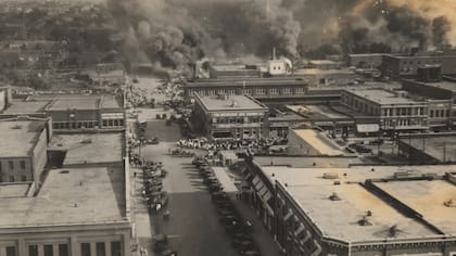 Una imagen histórica de los incendios durante la masacre de Tulsa