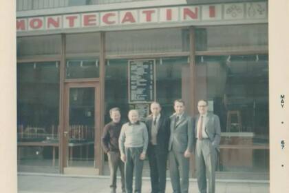 Una imagen histórica de Montecatini. Los socios fundadores frente al primer local.