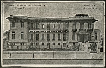 Una imagen histórica del frente principal del Hospital Israelita, sobre la calle Gaona 2801