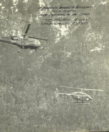 Una imagen histórica: El Alouette (3-H-105) piloteado por el teniente de corbeta Fajre persigue al helicóptero Bell Jet Ranger 206 (N-31) sobre el Islote Snipe. (Gentileza Miguel Fajre).