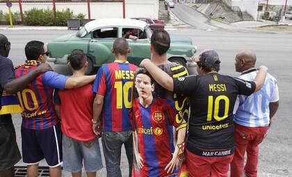 Una imagen impensada hace poco: Messi, con la camiseta
de Barcelona o de la selección, presente en la tradicional
escenografía cubana; a la hora de jugar, cualquier lugar es bueno
