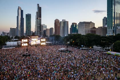 Una imagen imponente desde el aire del Grant Park de Chicago colmado por los 120.000 espectadores del festival