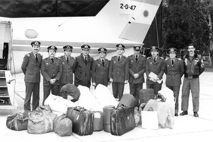 Una imagen inédita: la escuadrilla Águila, formada por órdenes de la Aviación Naval Argentina, a fines de mayo de 1982 con veteranos pilotos de Skyhawk A-4Q, voluntarios, que se desempeñaban en aerolíneas comerciales. De haber llegado al frente de operaciones, hubiera sido comandada por el Capitán de Corbeta Jorge Alberto Philippi, cuarto por la izquierda en la fotografía