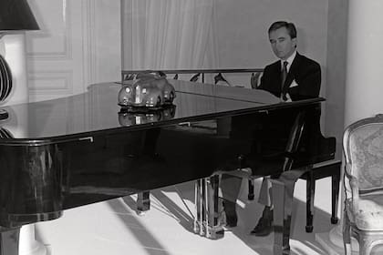 Una imagen inusual del multimillonario, que es muy celoso de su privacidad: tocando el piano en su mansión de París, en 2016. Por entonces, su fortuna ascendía a los 30 mil millones de dólares y era el hombre más rico de Francia.