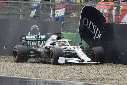 Una imagen inusual: Lewis Hamilton fuera de pista y accidentado; el inglés estuvo a punto de no sumar en Alemania, pero dos sanciones a los Alfa Romeo lo dejaron noveno y el campeón ganó dos unidades.