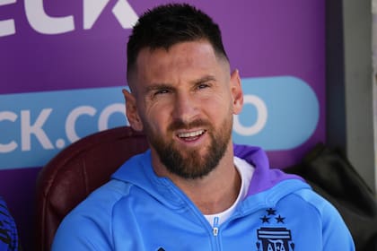 Una imagen inusual: Lionel Messi, en el banco de suplentes, y sin la posibilidad de ingresar