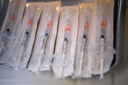 Una imagen muestra jeringas preparadas para administrar la vacuna Pfizer-BioNTech contra la Covid-19 en el Hospital Timone en Marsella, sureste de Francia, el 5 de enero de 2021