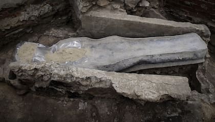 Una imagen muestra un sarcófago de plomo del siglo XIV descubierto en el piso de la catedral de Notre Dame, en París, el 15 de marzo de 2022