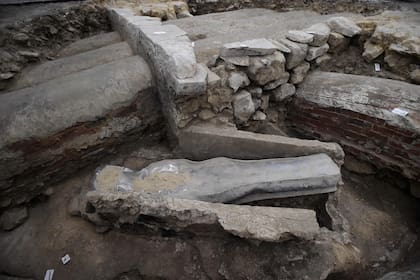 Una imagen muestra un sarcófago de plomo del siglo XIV descubierto en el piso de la catedral de Notre Dame, en París, el 15 de marzo de 2022