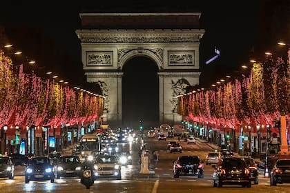 Una imagen muestra una vista general de la Avenida de los Campos Elíseos y el Arco de Triunfo después de la inauguración de las luces de la temporada navideña el 22 de noviembre de 2020 en París