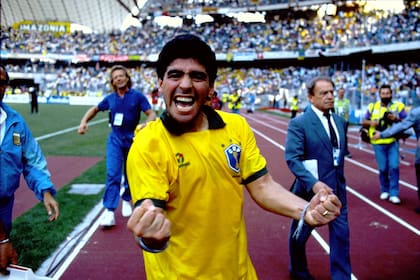 Una imagen muy curiosa: la Argentina ganó el clásico, pasó a los cuartos de final y... Maradona festeja con una camiseta de Brasil, que acaba de recibir de su amigo Careca; un desquite tras ser silbado durante los 93 minutos en el Delle Alpi, de Turín.