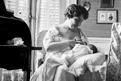 Una imagen muy rara para la época: Sara Florencia Cané amamantando a uno de de sus hijos