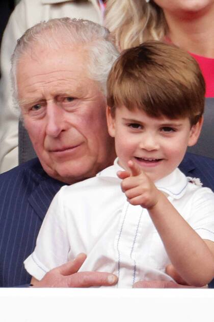 Una imagen muy tierna del príncipe Carlos con su nieto, Louis, sentado sobre sus rodillas.
