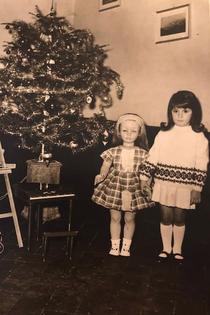 Una imagen navideña con Patricia encantada con su muñeca.