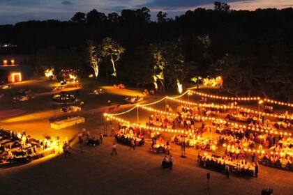 Una imagen panorámica de la comida al aire libre.