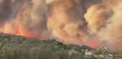 Una imagen panorámica del incendio forestal en Francia