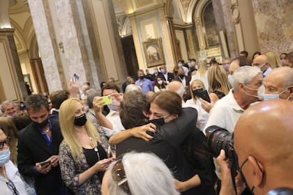 Una imagen poco recordada: Javier Milei abraza a Zulemita Menem (con Martín Menem detrás) en la misa por el primer aniversario de la muerte del expresidente, a principios de 2022