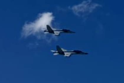 Una imagen previa de los dos aviones de combate que colisionaron durante un festival aéreo en Idaho, Estados Unidos