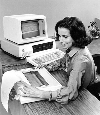 Una imagen promocional de una PC de IBM de la época