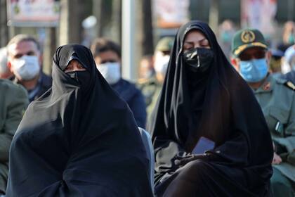 Una imagen proporcionada por el Ministerio de Defensa de Irn el 30 de noviembre de 2020 muestra a los familiares del cientfico nuclear iran asesinado Mohsen Fakhrizadeh asistiendo a su ceremonia fnebre en Tehern