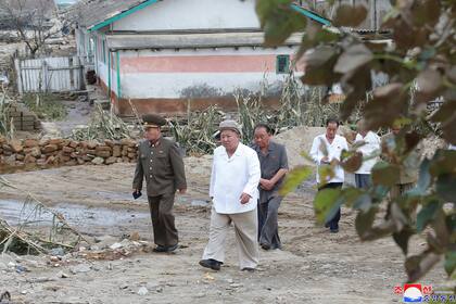 Una imagen proporcionada por la agencia de noticias estatal de Corea del Norte (KCNA) el 6 de septiembre de 2020 que muestra al líder norcoreano Kim Jong Un (C) visitando la provincia de Hamgyong-namdo después de que el tifón Maysak azotara la región