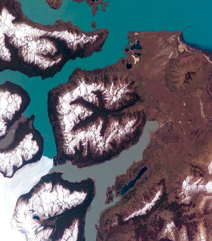 Una imagen provista por la NASA. Abajo a la izquierda, se puede apreciar la "lengua" del Glaciar sobre la Península Magallanes