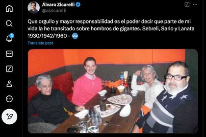 Una imagen publicada en X por el profesor Álvaro Zicarelli. Aparece él junto a Sarlo, Sebreli y Lanata