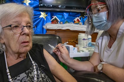 Gisèle Lévesque fue la primera persona en recibir la vacuna contra el coronavirus, a mediados de diciembre. La campaña de vacunación no marcha al ritmo esperado.