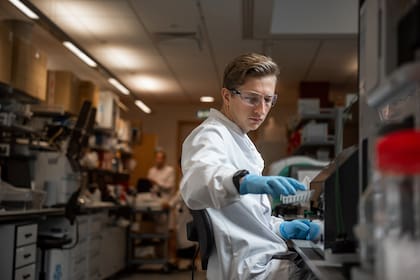 Una imagen publicada por la Universidad de Oxford el 23 de noviembre de 2020 muestra a un técnico que trabaja en el Instituto Jenner en la vacuna contra el coronavirus de la universidad y el gigante farmacéutico AstraZeneca.