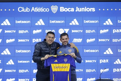 Una imagen que envejeció muy pronto: la presentación de Gago como DT de Boca, recibido por Juan Román Riquelme