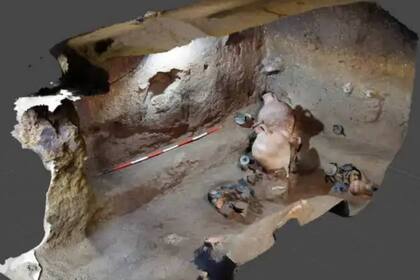 Una imagen que exhibe lo que se enocntró en la tumba 58, en Vulci
