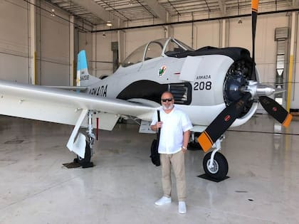 Una imagen que Iván Sherman publicó en su cuenta de Facebook en julio de 2018. Detrás suyo asoma un T 28 Fennec, avión restaurado por Machado. En 2014 ya había volado en la Argentina (video).